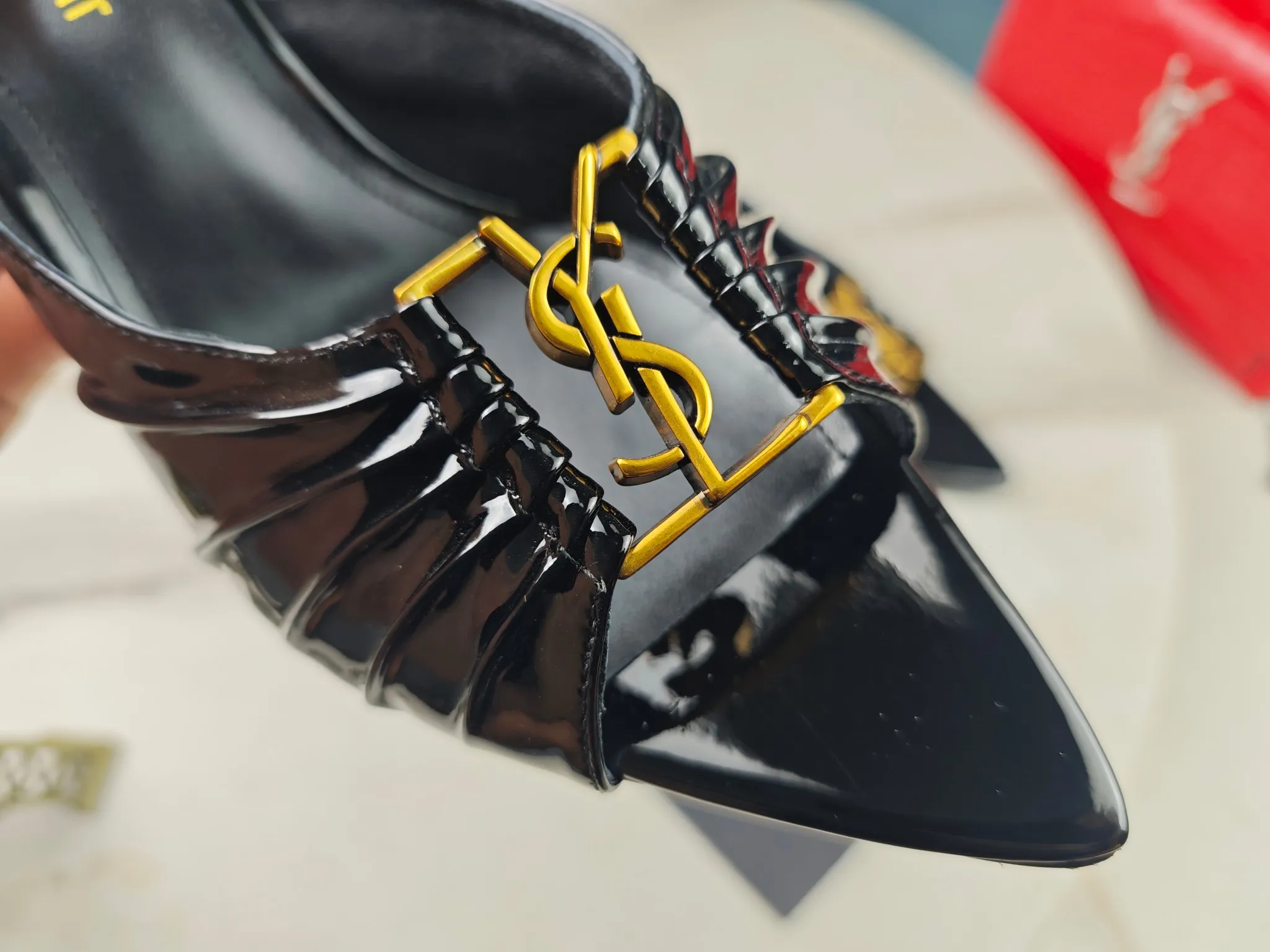 👟👟Ex-factory price 520👟👟 【Saint Laurent】Yves Saint Laurent, stiletto heel YSL sandals💃2024 early autumn counter synchronized with the latest styles, YSL, decoration👠 Classic and high-quality glamorous masterpieces, the hottest spring and summer series in the counter, with temperament, fashion, classic and attractive design style 😌The on-foot effect is particularly beautiful〰️, the material is imported from Italy, small black cow, imported black patent leather, lining, and foot pads; sheepskin, heel height, stiletto 9cm, size 35-41 (34.41.42 must be customized, non-returnable) outsole; imported genuine leather outsole, complete with counter packaging
